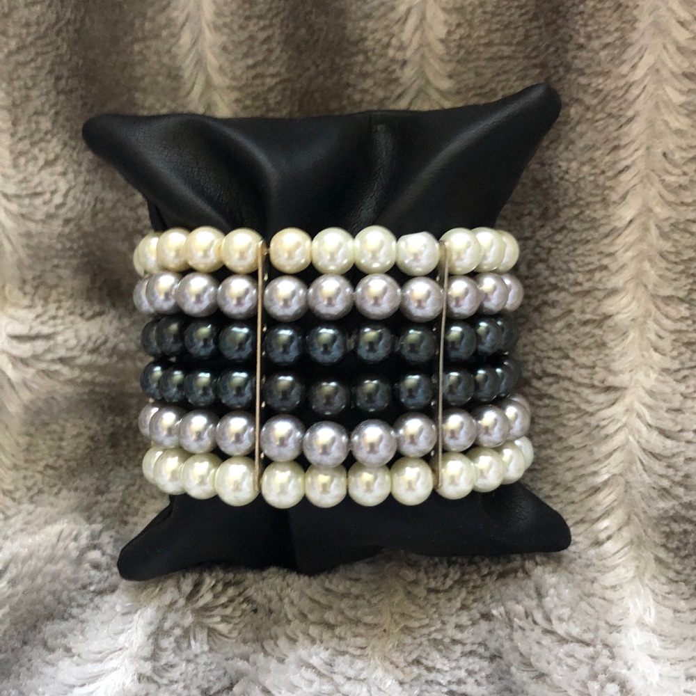 NWOT Cuff Bracelet Faux Pearl 🧡